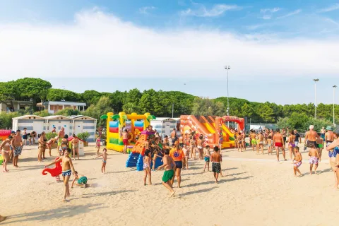 Spiaggia di Eraclea Mare con bambini che giocano