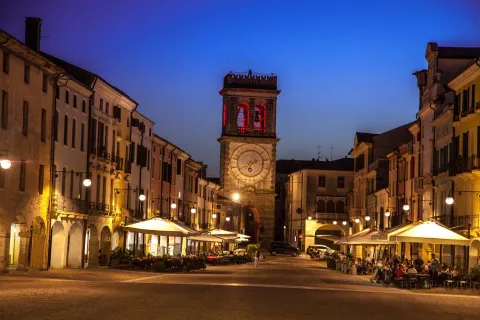 Veduta serale di Via Matteotti con la Torre Civica di Este