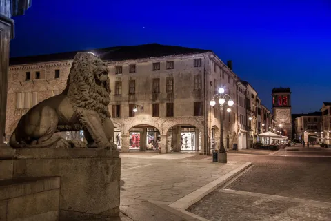 Veduta serale del centro di Este