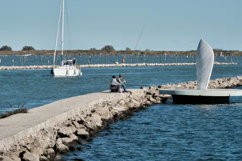 Vista di Porto Levante a Porto Viro con pescatori e barca