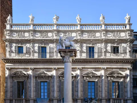 Facciata di Palazzo Maffei in Piazza Erbe a Verona