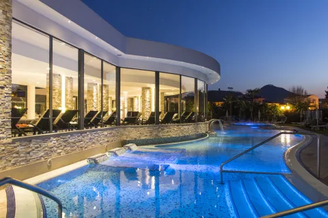 Hotel con piscina a Montegrotto Terme di notte nei Colli Euganei