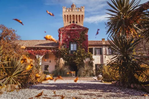Esterno e ingresso del Museo del Volo nel Castello San Pelagio durante una giornata autunnale con il foliage