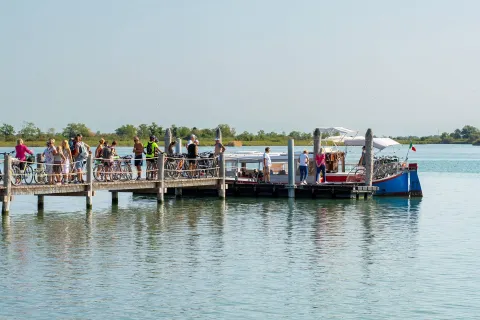 Girolaguna da Vallevecchia e visita alle zona umide - Barca attraccata a un ormeggio della laguna mentre fa salire i turisti