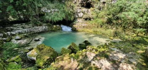 Gorgo Santo, torrente dal corso brevissimo, si immette nell'Astico formando una piccola piscina naturale con cascata a Scalzeri di Pedemonte