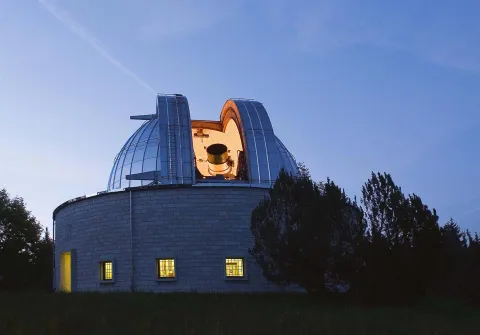 Osservatorio astrofisico Pennar di Asiago illuminato al crepuscolo