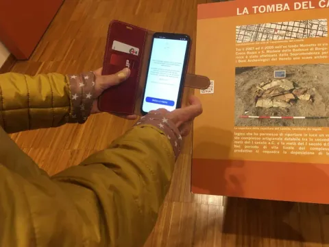 Museo Centuriazione Romana - Fruizione pannello con QRCode con smartphone 