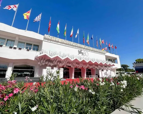 Palazzo della Mostra del Cinema che si tiene al Lido di Venezia in occasione della ottantesima edizione, allestito con fiori e bandiere e il red carper