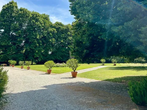 Giardino alberato con viale di Villa Giustiniani a Vanzo 