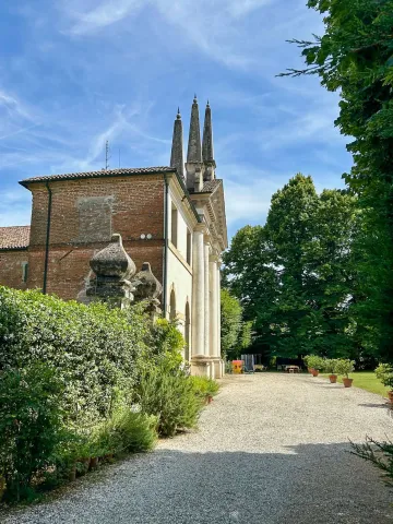 Facciata e Giardino di Villa Giustiniani a Vanzo