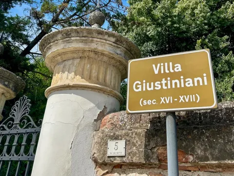 Cancello di ingresso e cartello di Villa Giustiniani a Vanzo