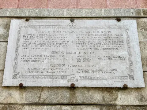 Lapide ad Adria raccoglie tre citazioni di autori classici che spiegano l'origine del nome del Mare Adriatico, legandolo proprio alla città.