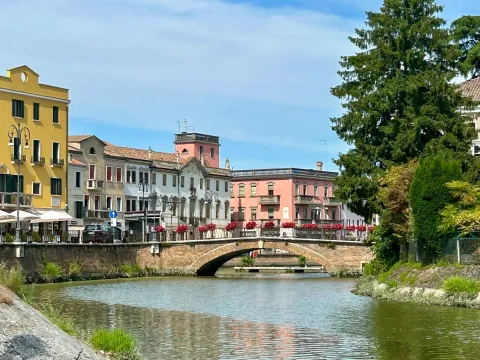 Il Ponte Castello che attraversa il Canalebianco nel centro storico di Adria