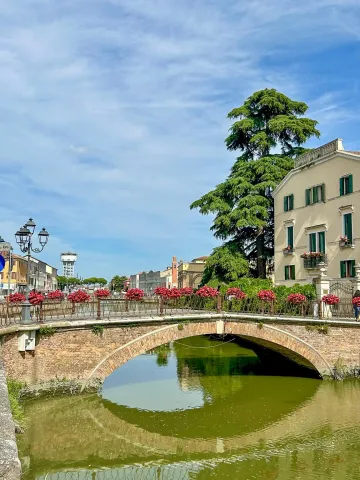 Il Ponte Castello che attraversa il Canalebianco nel centro storico di Adria