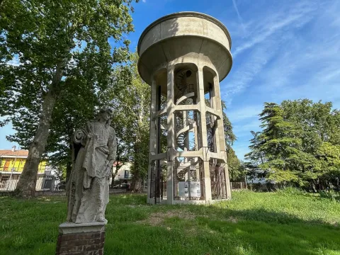 torre piezometrica e statua situate all'interno del parco del Museo Nazionale Archeologico ad Adria
