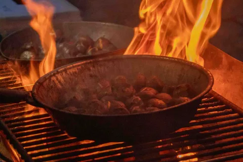 Marroni che cuociono in pentola sul fuoco vivo