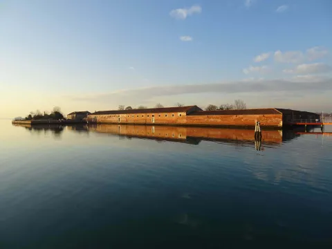 Isola Lazzaretto Vecchio che si specchia sulla Laguna Veneta al tramono