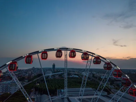 Veduta serale della Ruota Panoramica di Piazza Brescia con Jesolo sullo sfondo