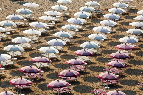 Distesa di ombrelloni al lido di Jesolo