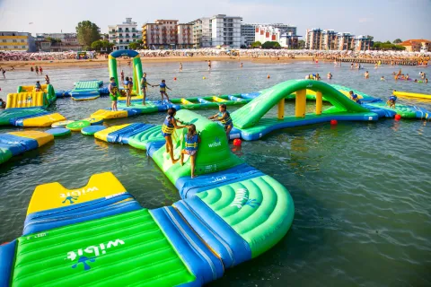 Bambini sui giochi acquatici gonfiabili a Jesolo