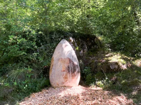 L'uovo di Drago, opera di Martalar, realizzata in legno, esposta lungo i sentieri delle Cascate di Pedemonte