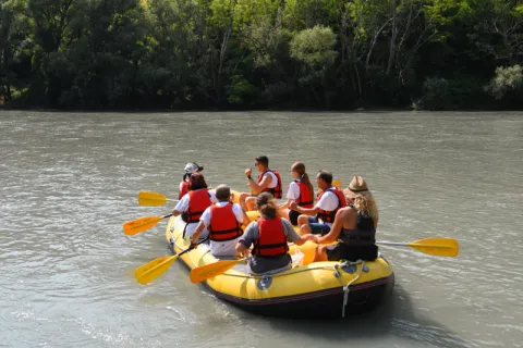 persone in canotto raftyng su fiume