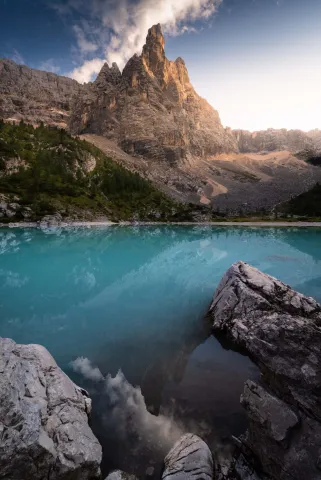 Montagna che si riflette sulle acque azzure del Lago di Sorapis
