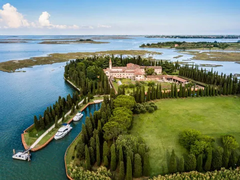 Vista dell'isola di San Francesco del Deserto e della laguna circostante