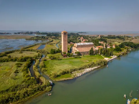 Vista dall'alto della Basilica di Santa Maria Assunta e ambiente circostante a Torcello