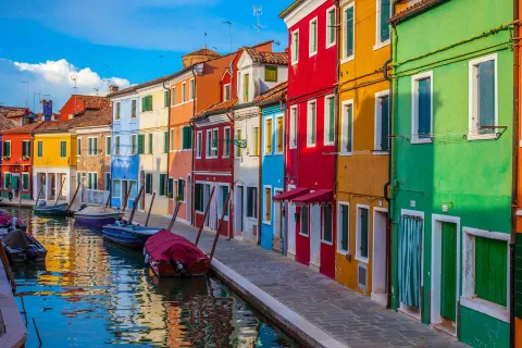 Scorcio di Burano con le caratteristiche casette colorate