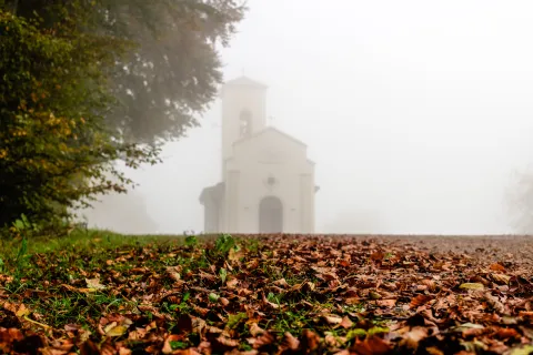 Veduta autunnale della chiesetta di San Francesco a Foza