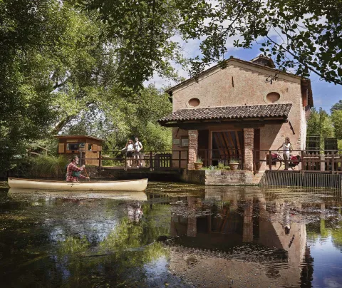 Scorcio dell' Oasi Cervara con visitatori, ciclista e un canoista