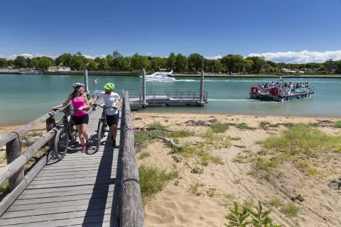 Due ragazzi in bici sul pontile di imbarcadero a Bibione