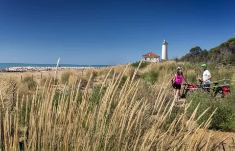 Due ragazzi in bici nelle vicinanze del faro di Bibione
