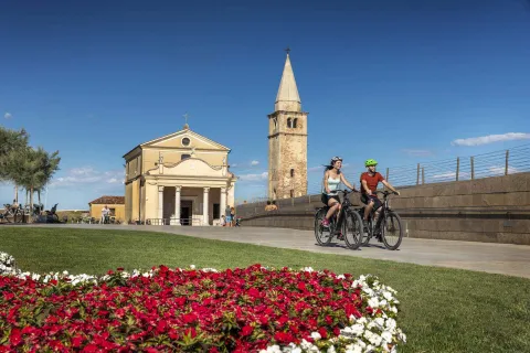 Due ciclisti nei pressi del Santuario della Madonna dell'Angelo a Caorle