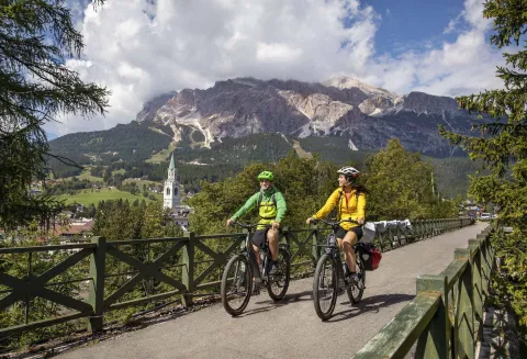 Due ciclisti che passeggiano nei pressi di Cortina