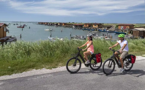 Due persone in bici sull'Anello della Donzella del Parco Delta del Po