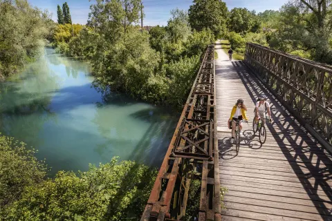 Cicloturisti attraversano un ponte sul fiume Sile