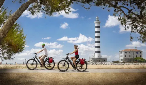 Due cicloturisti nelle vicinanze del faro di Jesolo
