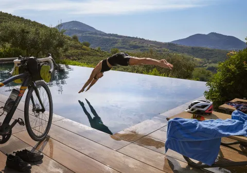 Ciclista si rilassa con un tuffo in piscina alle Terme