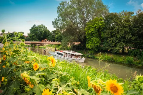 Motonave in navigazione lungo le mura rinascimentali di Padova