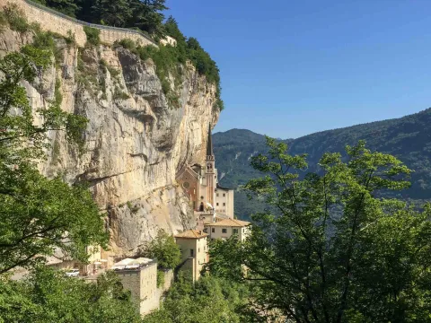 Il Santuario della Madonna della Corona a Spiazzi incastonato nella roccia