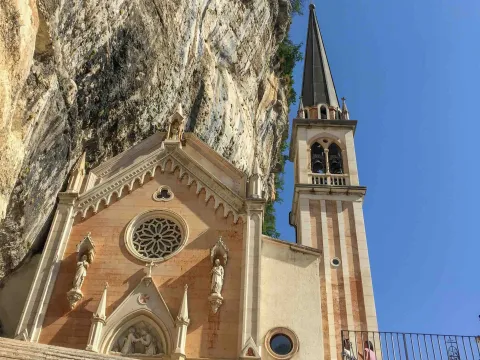 Facciata del Santuario della Madonna della Corona incastonato nella roccia