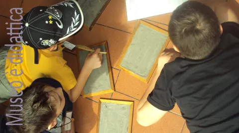 Bambini che svolgono attività didattica al Museo Maffeiano di Verona