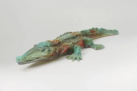 Scultura Coccodrillo di Lucio Fontana, sagoma di coccodrillo di terracotta smaltata e dipinta