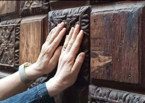 Mani su rilievi Galleria Franchetti alla Ca' d'Oro