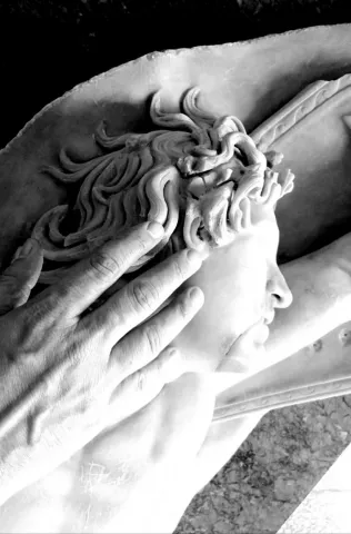 Mano su volto della statua al Museo Archeologico Nazionale Venezia