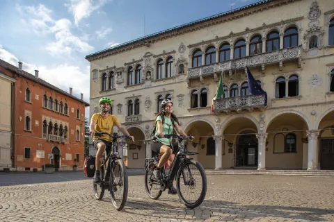 Due ciclisti in piazza a Belluno