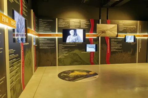 Sala con linea del tempo MeVe - Memoriale Veneto della Grande Guerra a Montebelluna