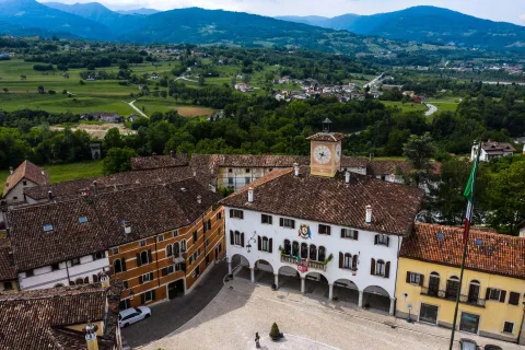 Panorama con centro storico di Mel